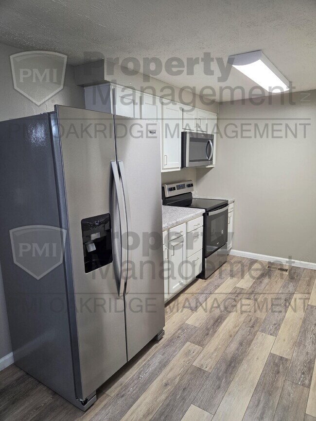 Building Photo - 3 Bedroom Single Level Duplex with Garage