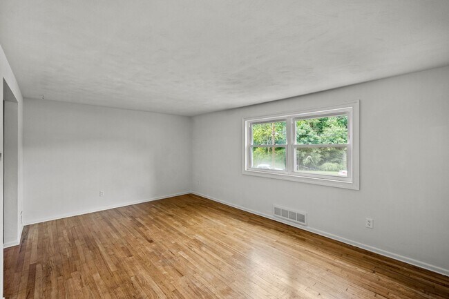 Building Photo - AVAILABLE AUGUST 1ST!! Gorgeous 3 BEDROOM ...