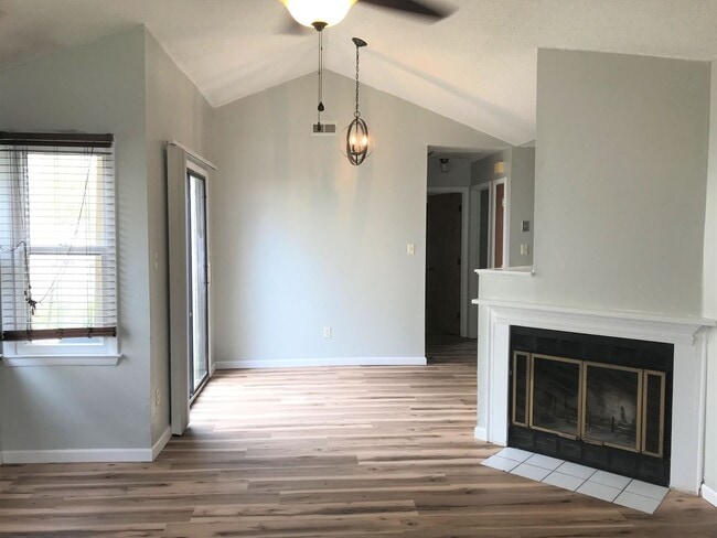 Building Photo - Charming 3 bedroom 2 bathroom Home In Aragona Village!