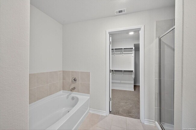 Building Photo - Open Floor Plan 4 Bed/2.5 Bath Home in Alamo Ranch