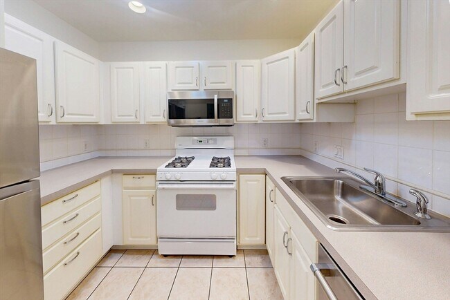 Building Photo - 111 W 8th St