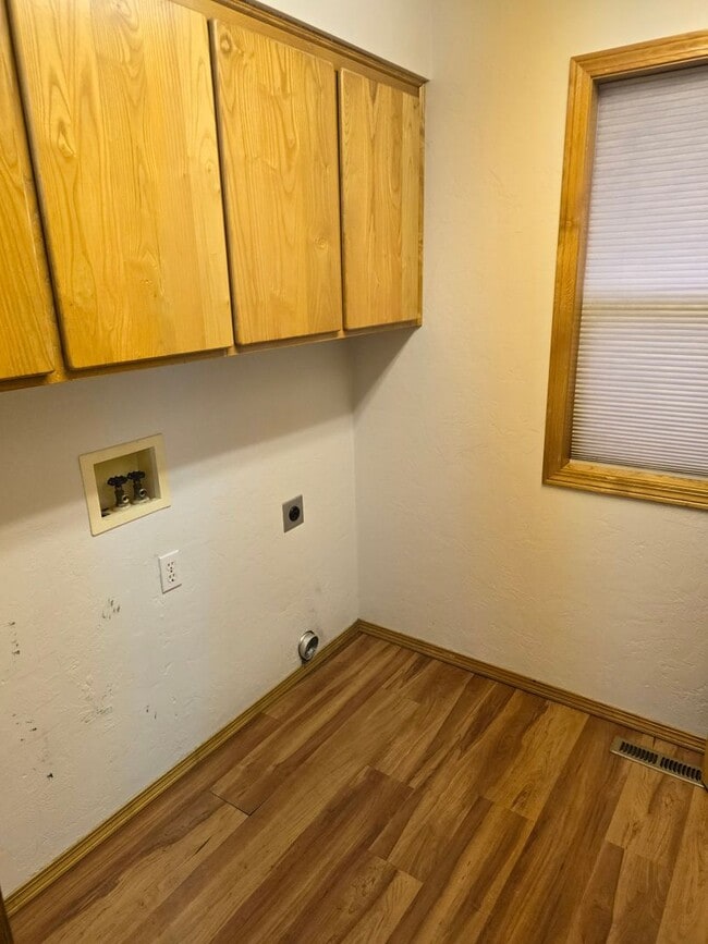 Building Photo - 2 Bedroom in Excellent Location!