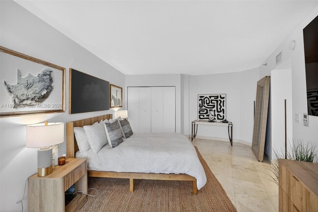 Building Photo - 1000 W Island Blvd