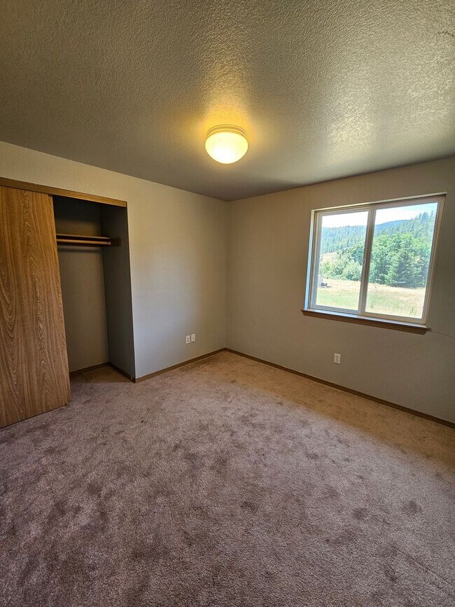 Building Photo - Nice Country Home with Mountain Views