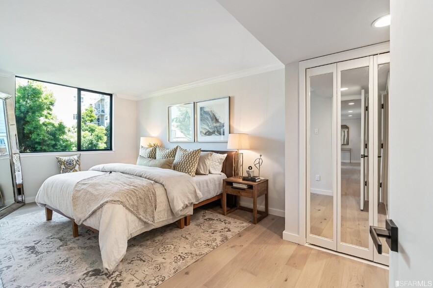 Upper level master bedroom - 2920 Buchanan St