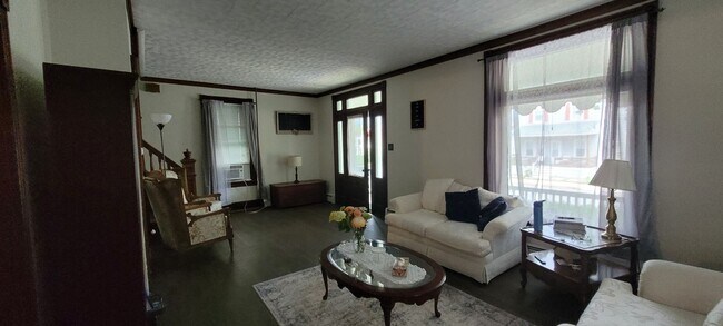 Building Photo - 4 Bedroom 1 bathroom home located in Leola PA