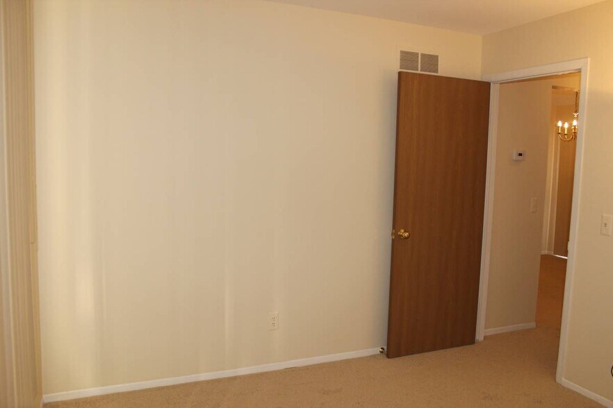 Building Photo - 1629 Emerson Cir