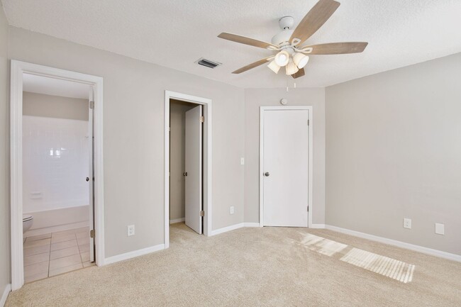 Building Photo - Cozy 2/2.5 Spacious Townhome with 2 Master...