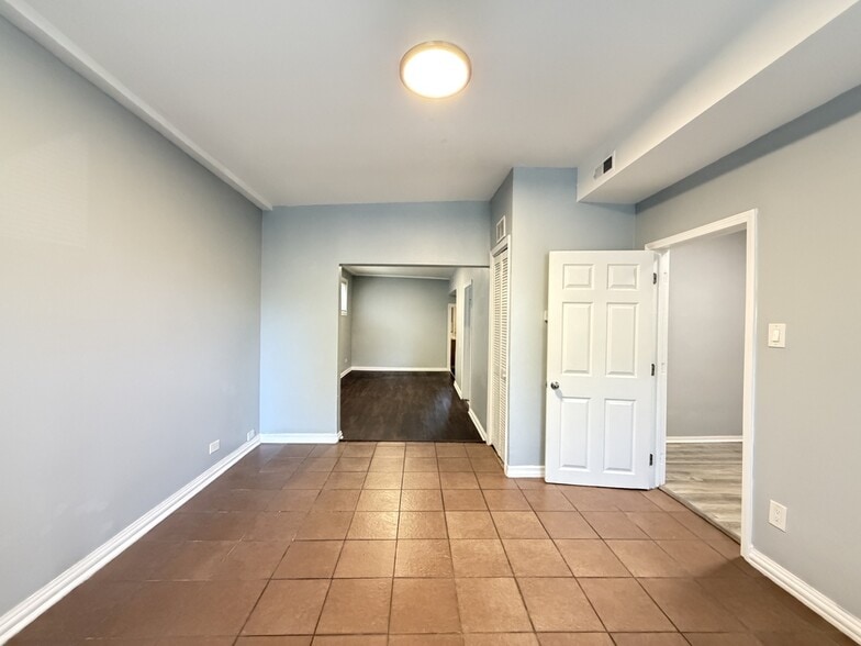 Building Photo - 3503 W Dickens Ave