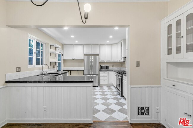 Building Photo - 6053 Scenic Ave
