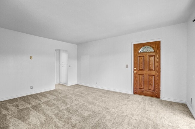 Building Photo - Upstairs 1 Bedroom Condo w/ Parking - Fresh Paint & Carpet!