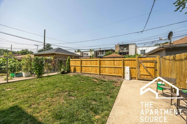 Building Photo - 2118 N Avers Ave