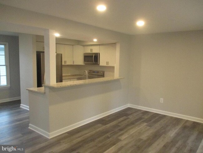 Building Photo - 114 La Grange Ave