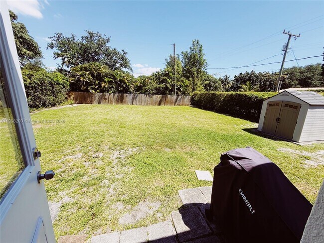 Building Photo - 1075 NE 120th St