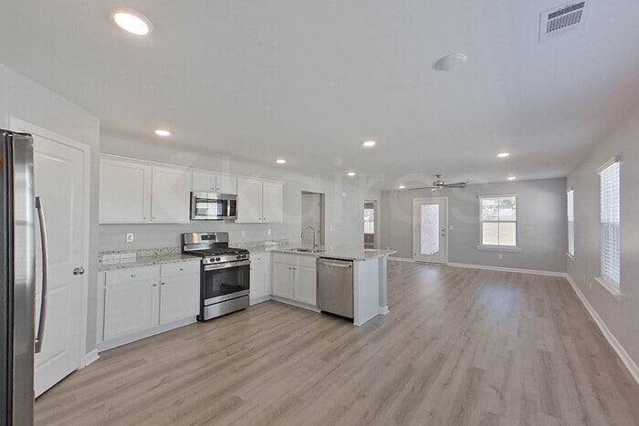 Building Photo - 132 Denise Dr