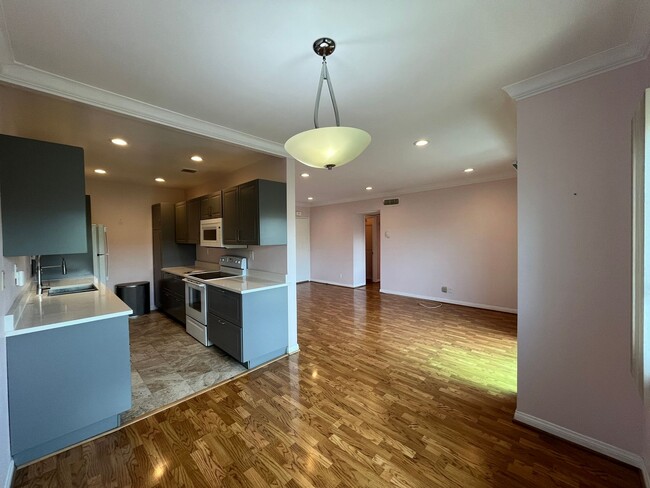 Building Photo - Encino 2+2 w/pool + spa, parking + extra storage!