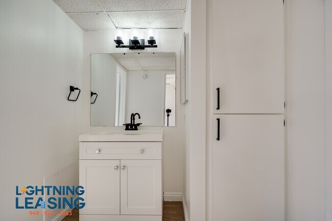 Building Photo - 14634 Magnolia-204B