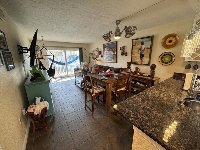 Building Photo - 1400 Tarpon Center Dr