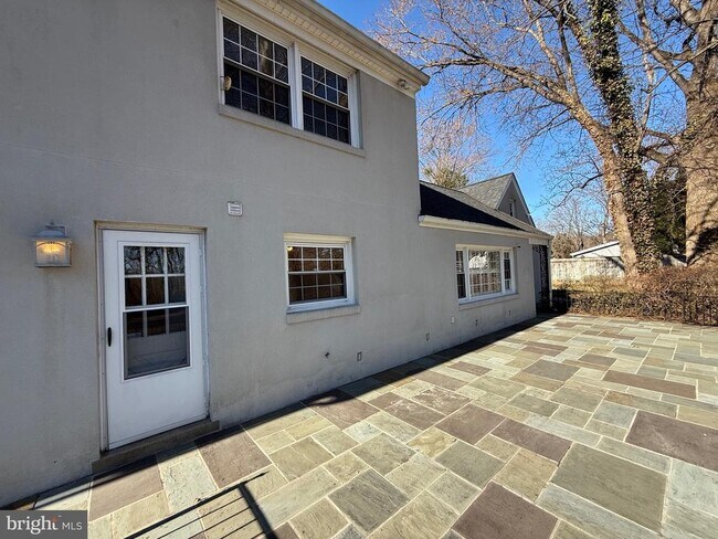 Building Photo - 9616 Burke View Ave