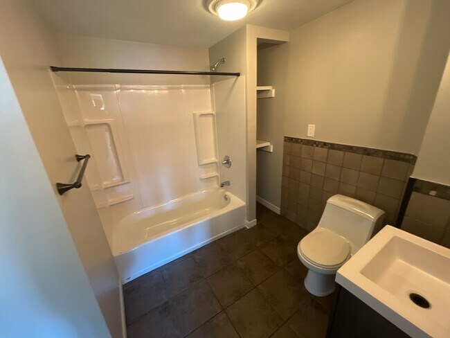 Building Photo - Charming 2-Bedroom Property in Prime Location