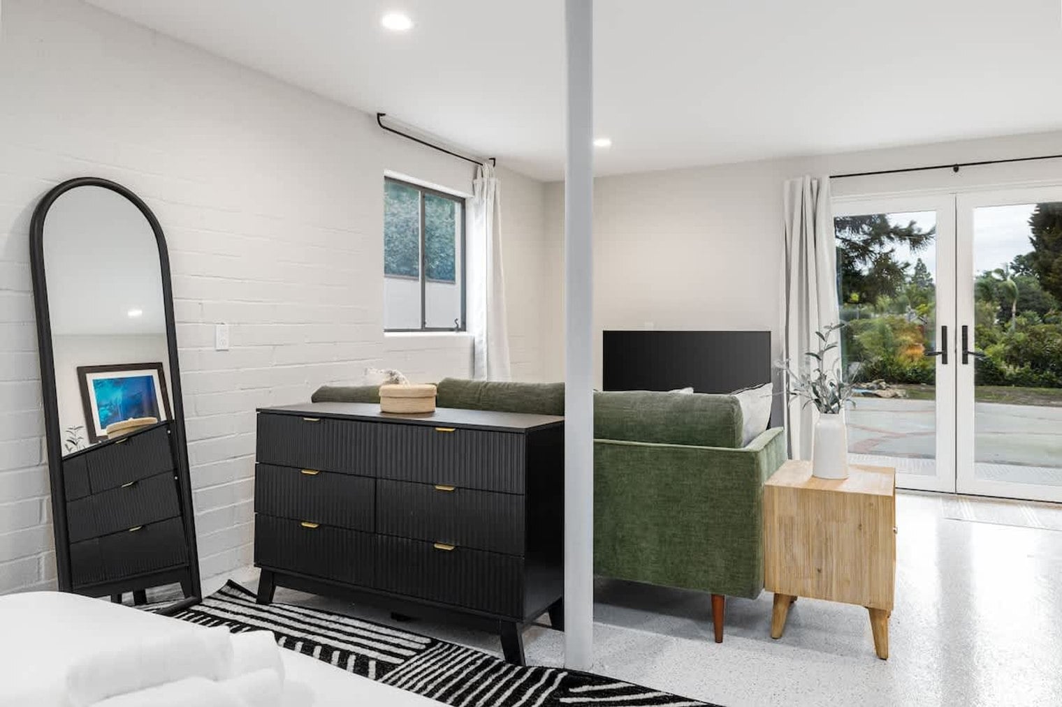 Building Photo - 4000 Highland Dr