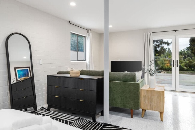 Building Photo - 4000 Highland Dr