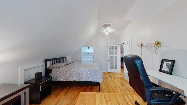 Building Photo - 6 Bedroom Apartment in Science Hill, close to downtown! (Laundry In Unit)