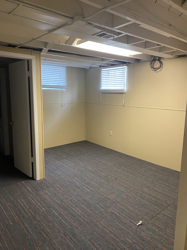 Basement bedroom - 4507 Walnut St