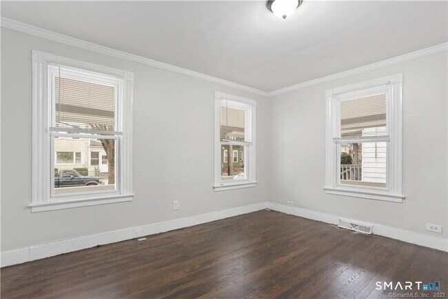 Building Photo - 393 Huntington St