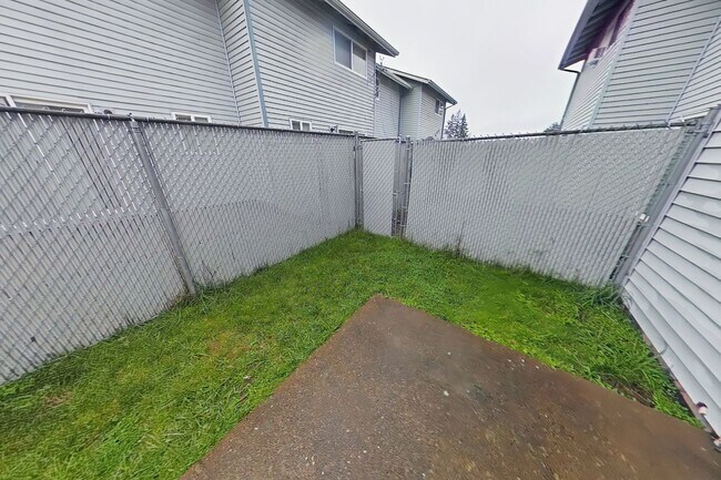 Building Photo - 2 Bedroom Townhouse ~ Close to Downtown