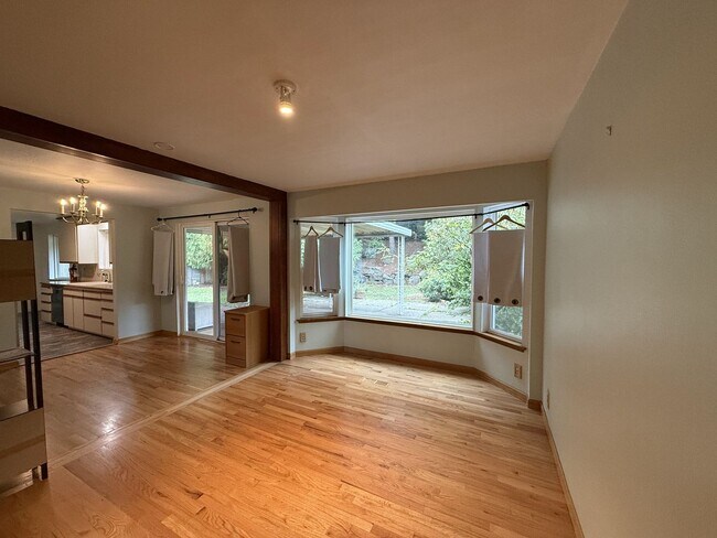 Building Photo - Extremely Spacious 3 bedroom Home Located in Edmonds
