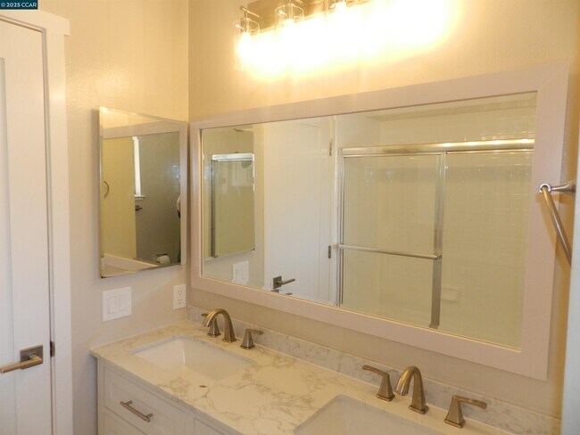 Building Photo - 5519 Roundtree Dr
