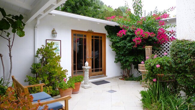 Building Photo - 5140 Alhama Dr