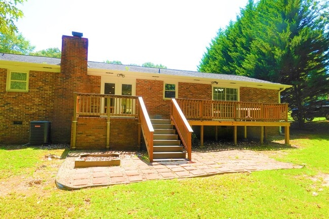 Building Photo - 115 Konnarock Cir