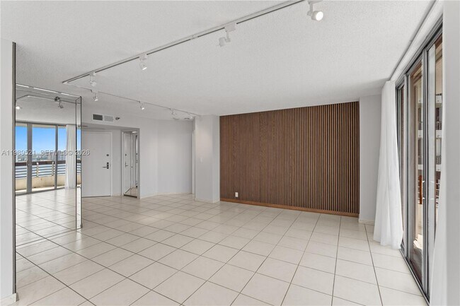 Building Photo - 19101 NE 36th Pl