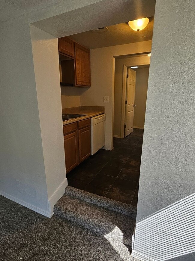 Building Photo - Cute little 2 bedroom with a big yard!