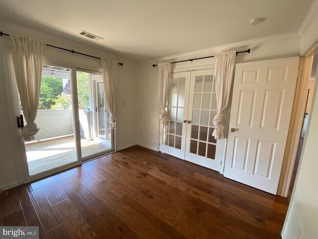 Building Photo - Inviting Townhome Living in Desirable Reston Community