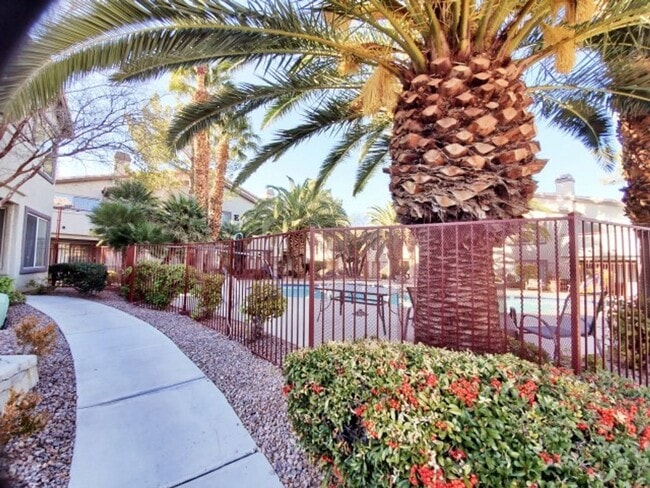 Building Photo - RENOVATED 2BD/2BA NEAR STRIP!