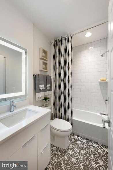 Building Photo - 1015 D St NE