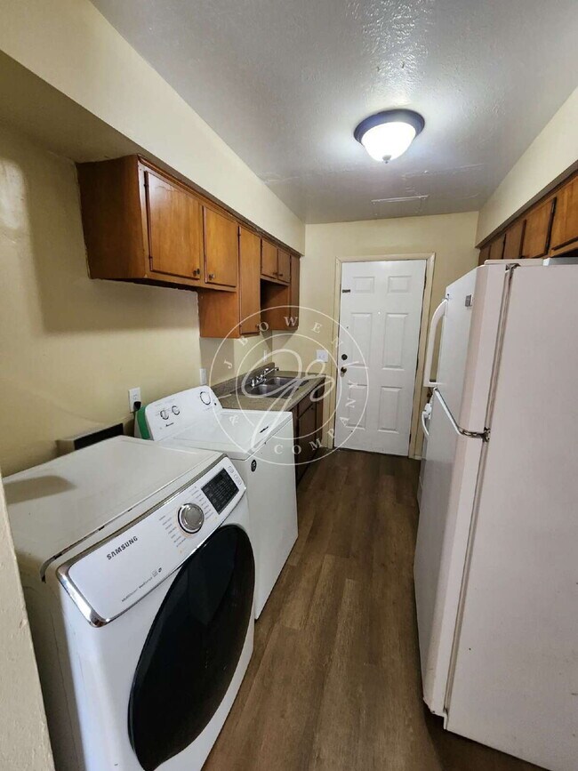 Building Photo - "Charming 2-Bedroom Retreat with Spacious 1000 Sq Ft in Toledo – Ideal for Comfortable Living!"