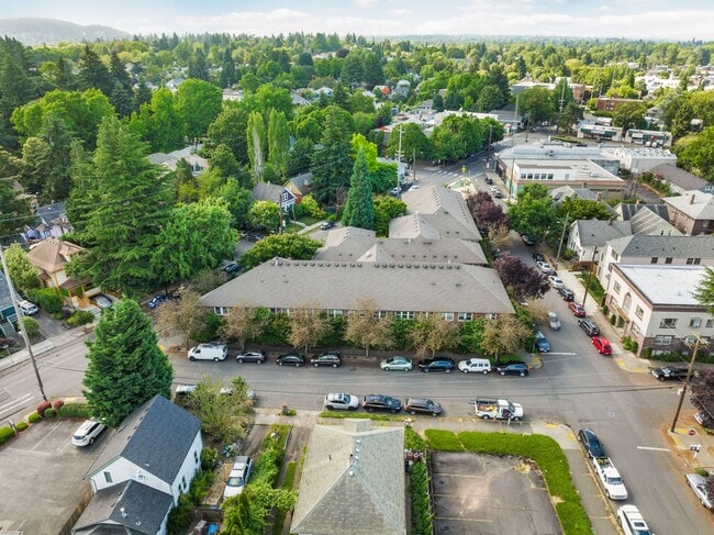 Building Photo - Bright 1 Bed condo in Kerns Neighborhood o...