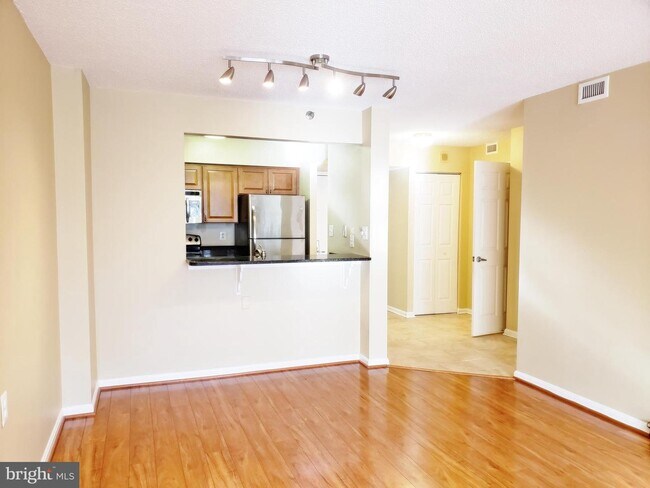 Building Photo - 10101 Grosvenor Pl