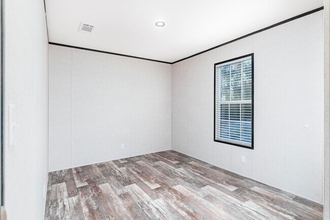 Building Photo - Huge 5 Bedroom 3 Bathroom Hastings Home Located w/ 1 Acre