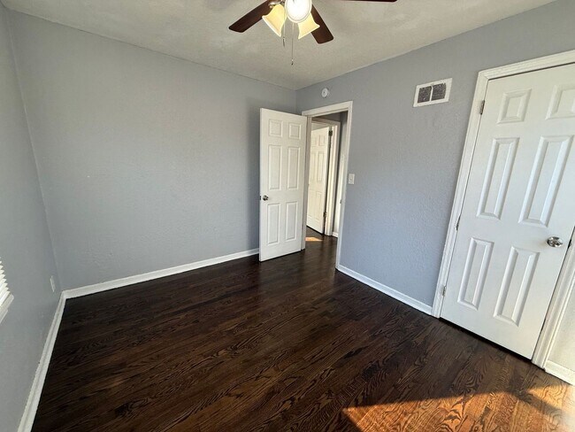 Building Photo - Beautiful 2 Bedroom 1 Bathroom in Kansas City!
