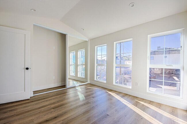 Building Photo - Luxury Living with Massive Private Yard in Downtown Burbank!