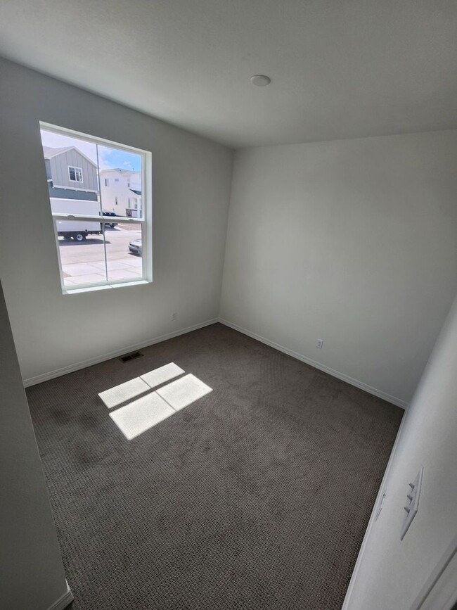 Building Photo - **MOVE IN SPECIAL** $1000 OFF 1st MONTH'S ...