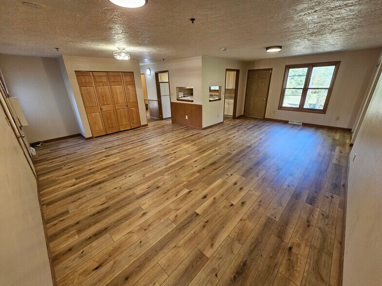 Building Photo - 531 Lakeshore Ct