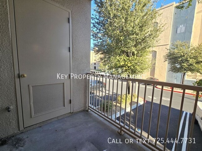 Building Photo - 2 Bedroom, 2 Bath Mid-Rise Condo off of La...