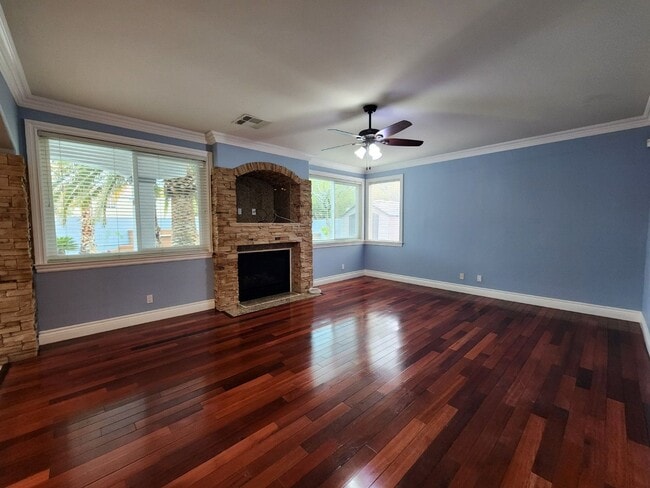 Building Photo - Entertainers Delight with minutes of shopping and restaurants