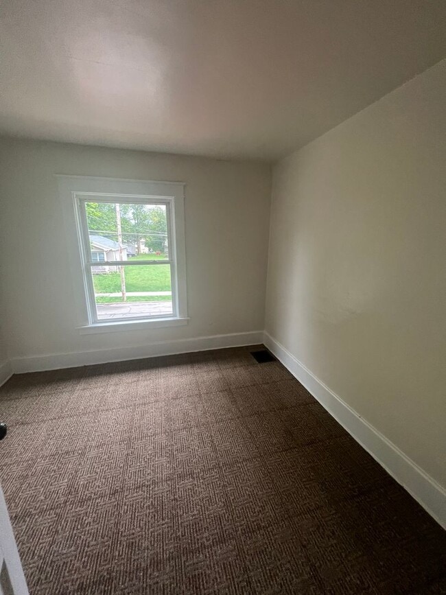 Building Photo - Large 4 Bedroom House